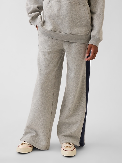 L'image numéro 3 présente Pantalon ballon en coton ouaté VintageDoux de style universitaire pour Enfant