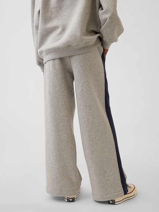 L'image numéro 4 présente Pantalon ballon en coton ouaté VintageDoux de style universitaire pour Enfant