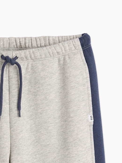 L'image numéro 5 présente Pantalon ballon en coton ouaté VintageDoux de style universitaire pour Enfant