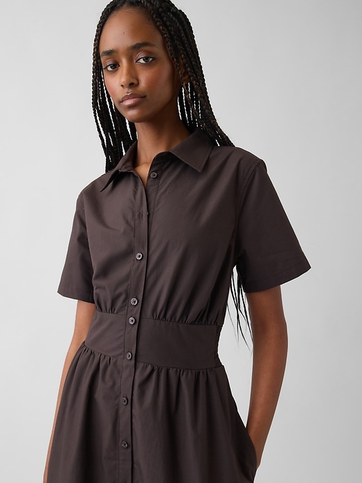 L'image numéro 4 présente Robe chemisier longue à taille smockée en popeline