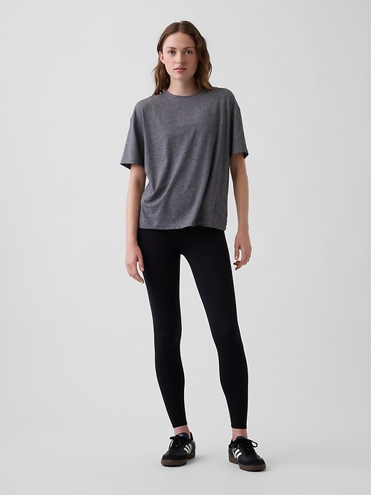 L'image numéro 2 présente T-shirt en tissu Gapfit respirant à coupe décontractée.