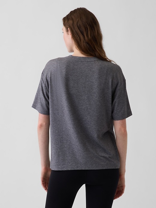 L'image numéro 3 présente T-shirt en tissu Gapfit respirant à coupe décontractée.