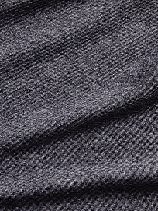 L'image numéro 4 présente T-shirt en tissu Gapfit respirant à coupe décontractée.