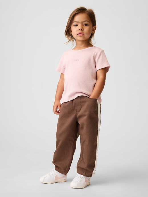 L'image numéro 2 présente Pantalon coupe baril à taille élastique Douceur suprême pour Bébé et Tout-petit