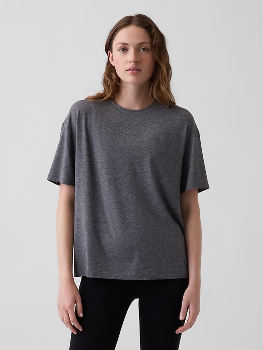 L'image numéro 1 présente T-shirt en tissu Gapfit respirant à coupe décontractée.