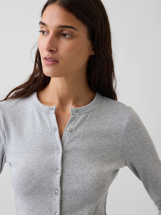 L'image numéro 4 présente Cardigan moderne ras du cou
