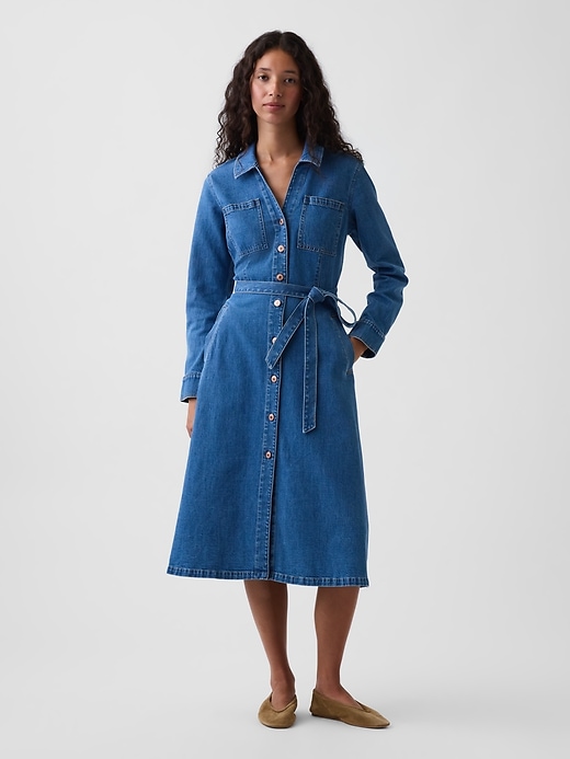 L'image numéro 1 présente Robe mi-longue en denim à ceinture à nouer