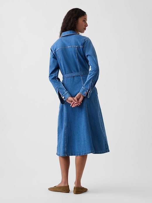L'image numéro 2 présente Robe mi-longue en denim à ceinture à nouer