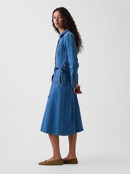 L'image numéro 3 présente Robe mi-longue en denim à ceinture à nouer