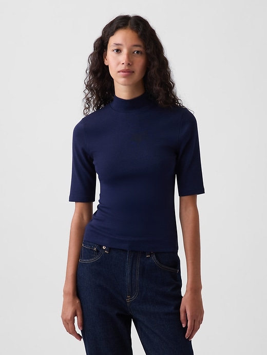 L'image numéro 1 présente T-shirt moderne à col montant