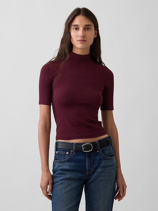 L'image numéro 1 présente T-shirt moderne à col montant