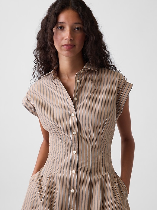 L'image numéro 5 présente Robe chemisier mi-longue à taille cintrée en popeline rayée