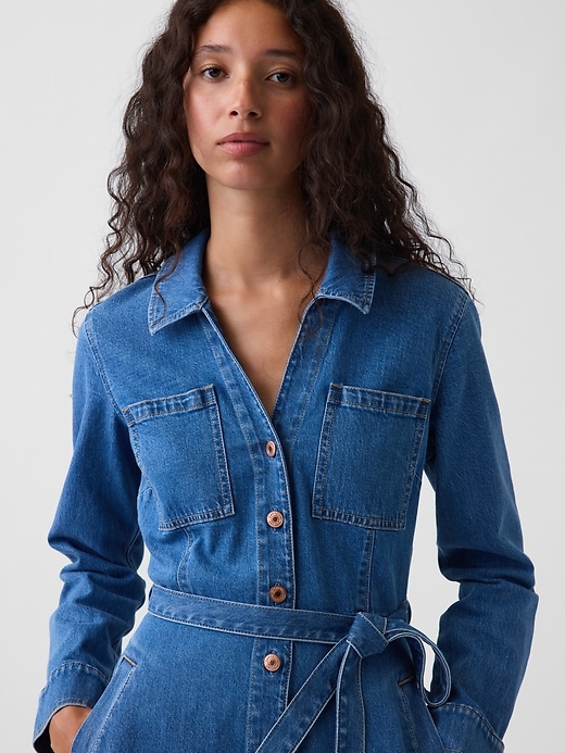 L'image numéro 4 présente Robe mi-longue en denim à ceinture à nouer