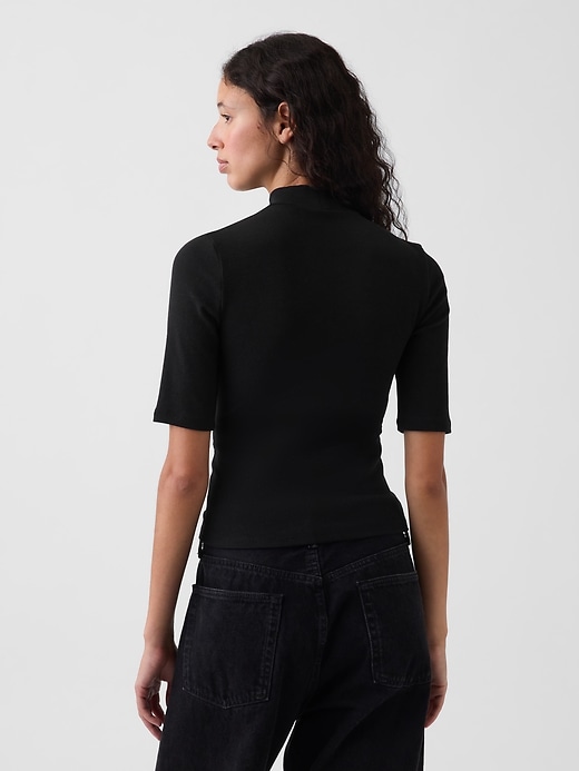 L'image numéro 3 présente T-shirt moderne à col montant