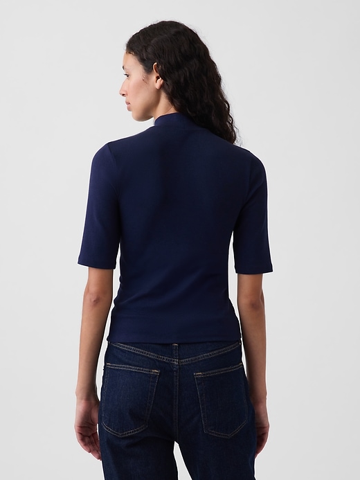 L'image numéro 3 présente T-shirt moderne à col montant