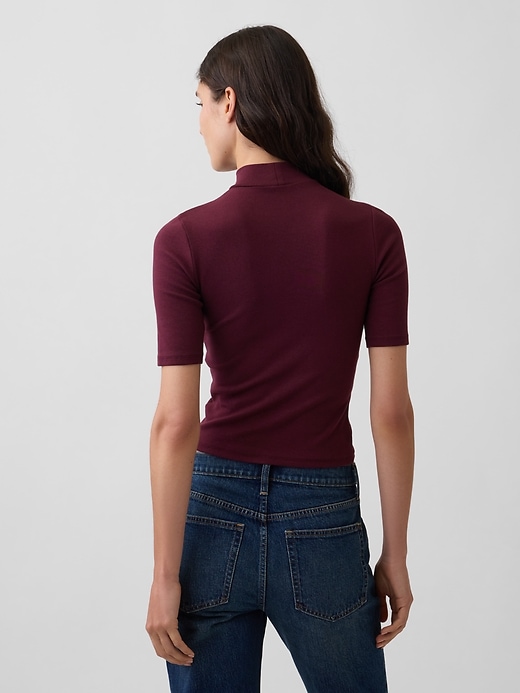 L'image numéro 3 présente T-shirt moderne à col montant