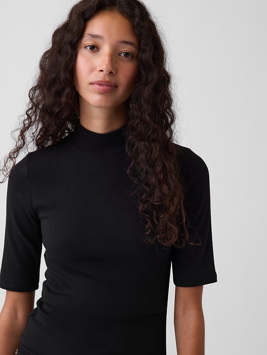 L'image numéro 4 présente T-shirt moderne à col montant