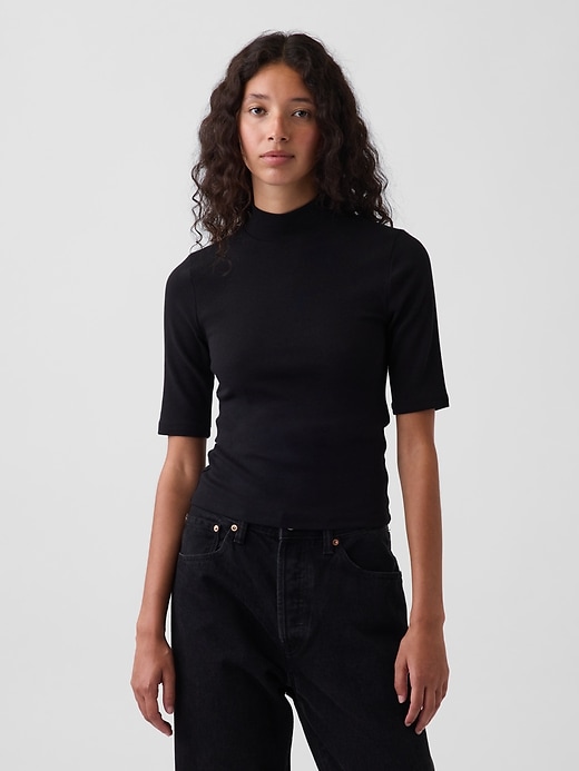 L'image numéro 1 présente T-shirt moderne à col montant