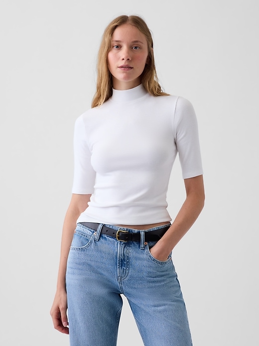 L'image numéro 1 présente T-shirt moderne à col montant