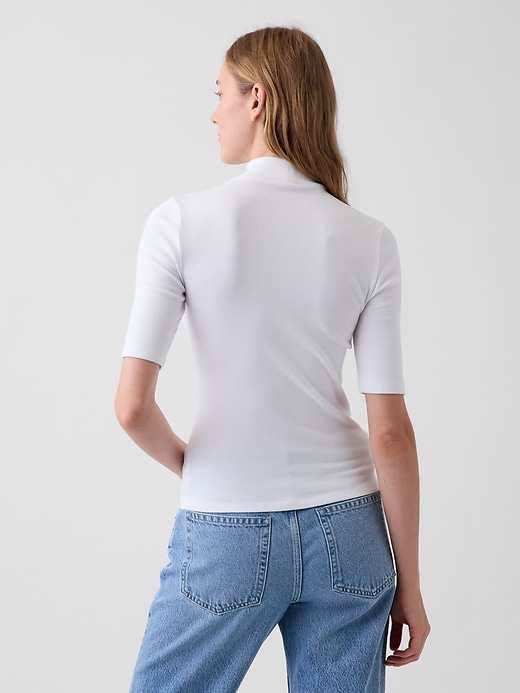 L'image numéro 3 présente T-shirt moderne à col montant
