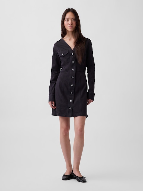 ROBE COURTE À ENCOLURE EN V BOUTONNÉE SUR LE DEVANT