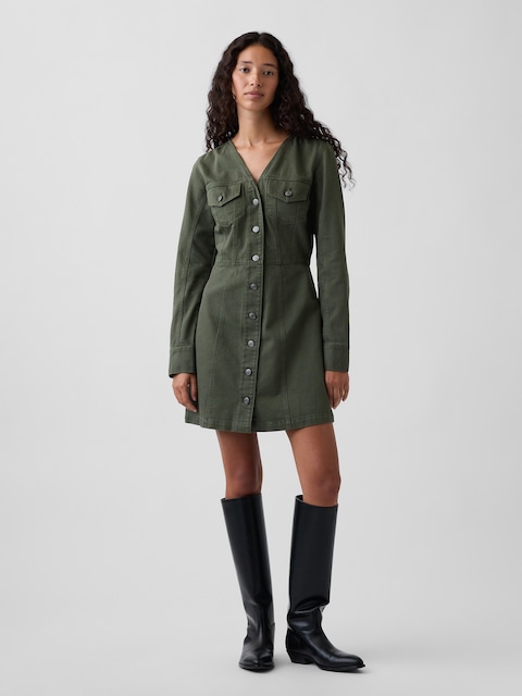ROBE COURTE À ENCOLURE EN V BOUTONNÉE SUR LE DEVANT