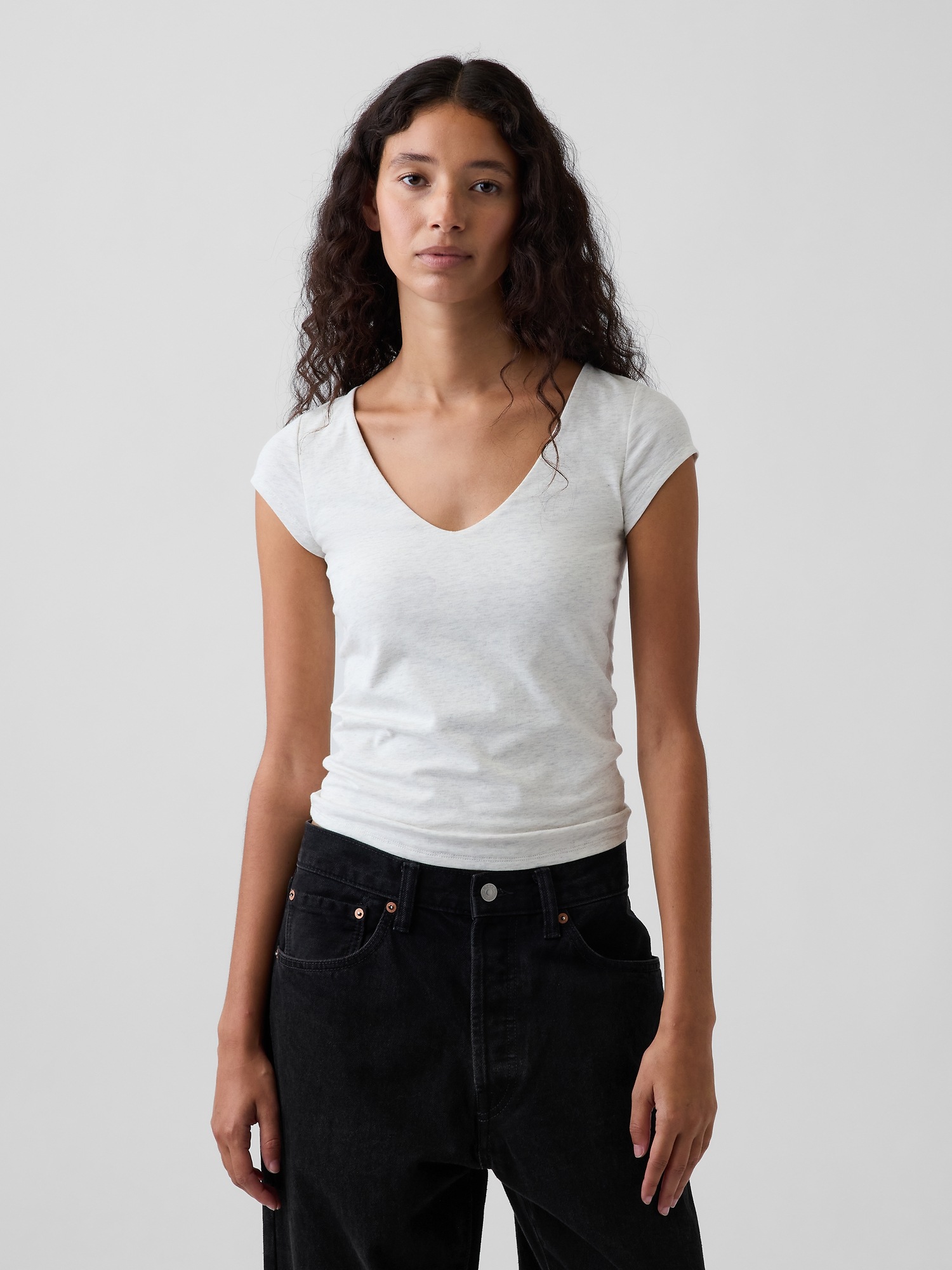 T-SHIRT MOULANT À ENCOLURE EN V EN JERSEY